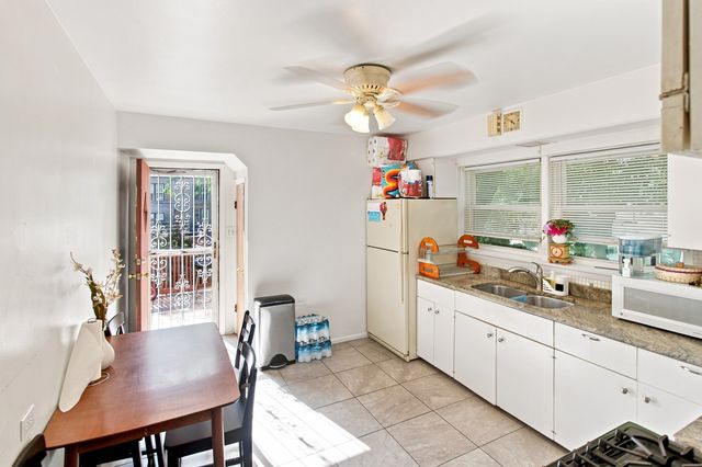 3858 N Sawyer Avenue, Chicago, IL 60618