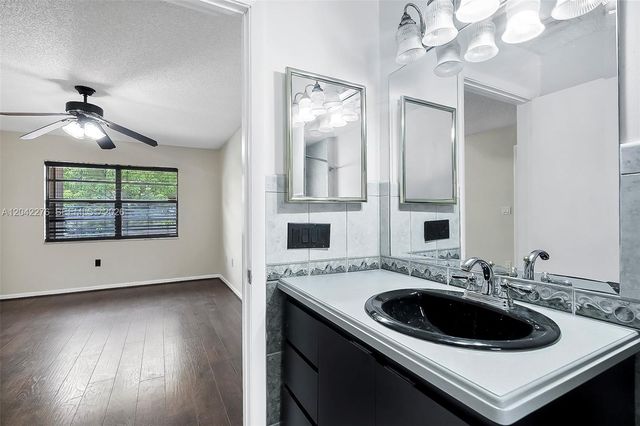 681 Thornridge Avenue, Davie, FL 33325