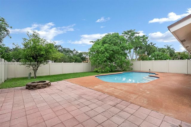 681 Thornridge Avenue, Davie, FL 33325