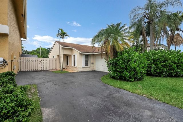 681 Thornridge Avenue, Davie, FL 33325