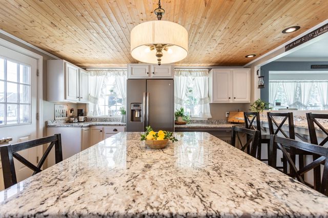 71 Sycamore St, Swansea, MA 02777