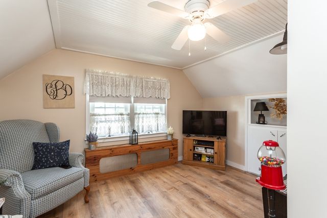 71 Sycamore St, Swansea, MA 02777