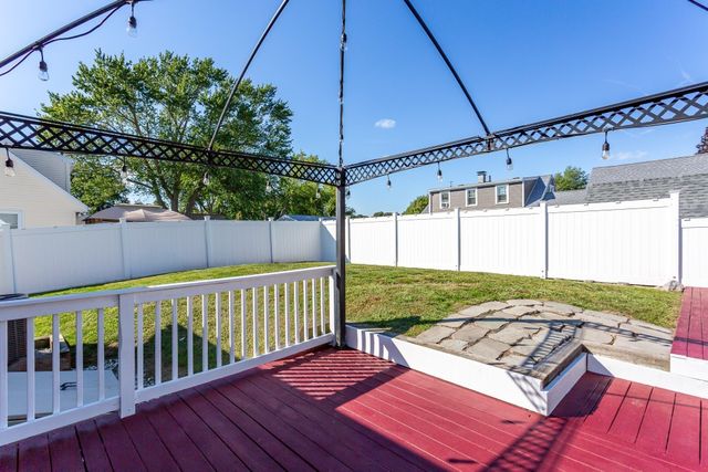 71 Sycamore St, Swansea, MA 02777
