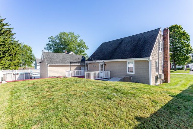 71 Sycamore St, Swansea, MA 02777