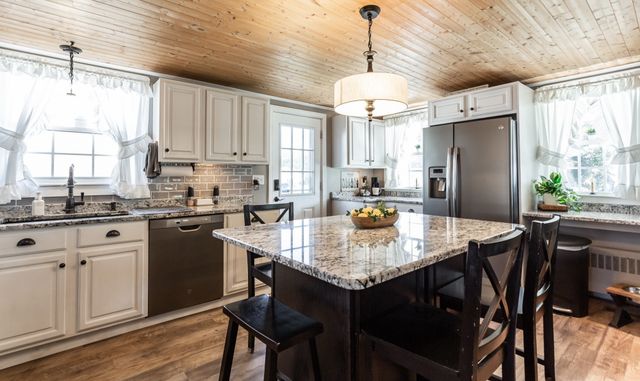 71 Sycamore St, Swansea, MA 02777