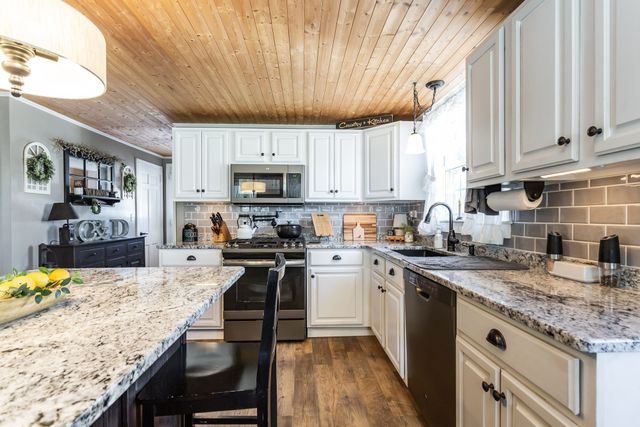 71 Sycamore St, Swansea, MA 02777
