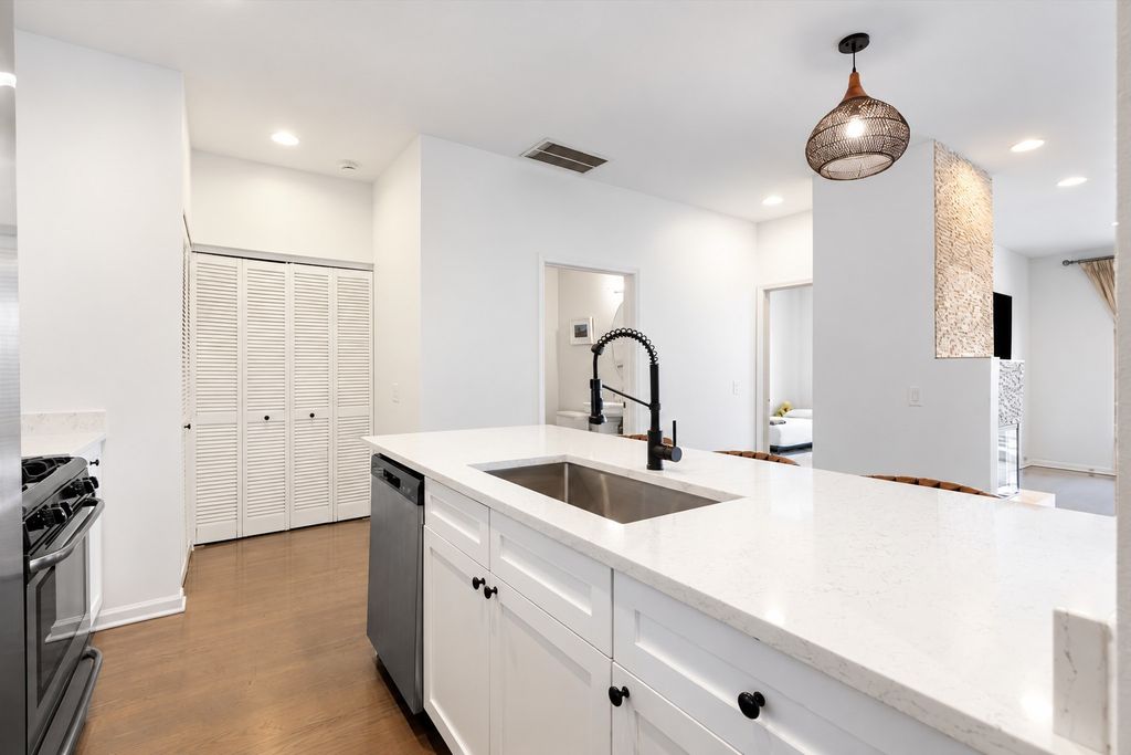2040 W Belmont Avenue 405, Chicago, IL 60618 — photo 3