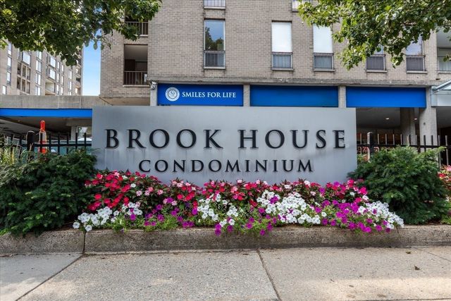 44 Washington St 1105, Brookline, MA 02445
