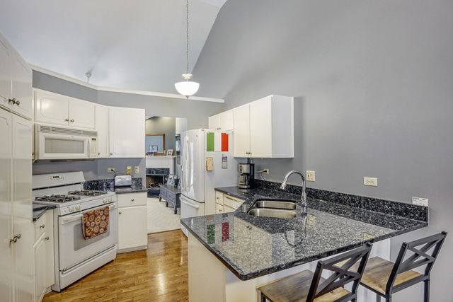 2714 Lake Side Circle, Joliet, IL 60431