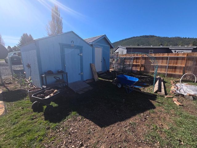 14204 Ravenwood Drive, Klamath Falls, OR 97601