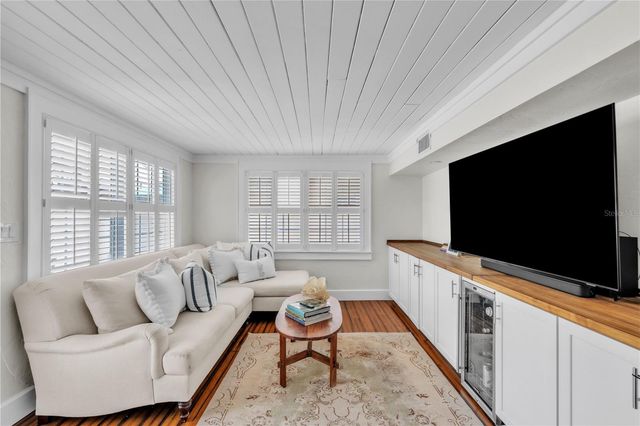 3018 JACKSON STREET N, St Petersburg, FL 33704