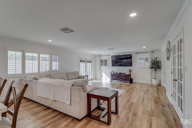 6413 Gina Court, Bakersfield, CA 93308