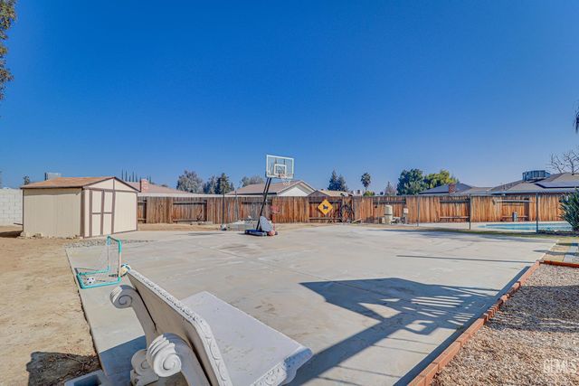 6413 Gina Court, Bakersfield, CA 93308