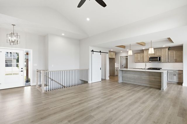 5112 WHISPER DR, Columbia, MO 65203
