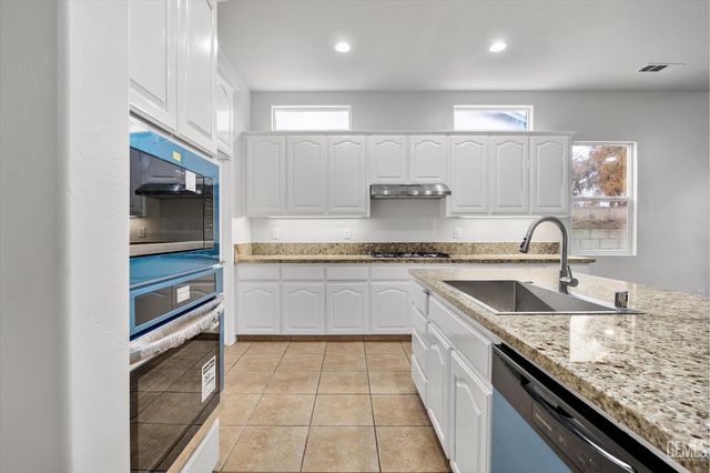 12606 Knights Bridge Place, Bakersfield, CA 93312