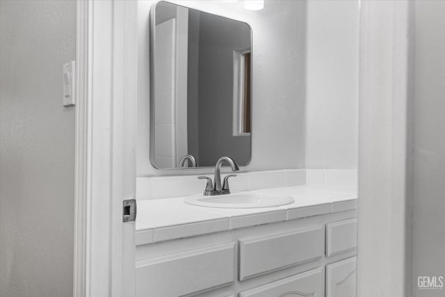 12606 Knights Bridge Place, Bakersfield, CA 93312