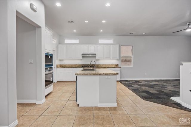 12606 Knights Bridge Place, Bakersfield, CA 93312