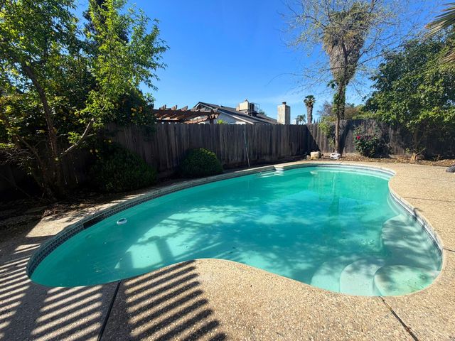 2700 Oaklawn Dr, Modesto, CA 95355