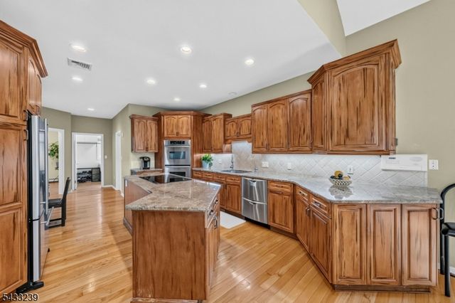 15 Daro Ct, Montville Twp., NJ 07045