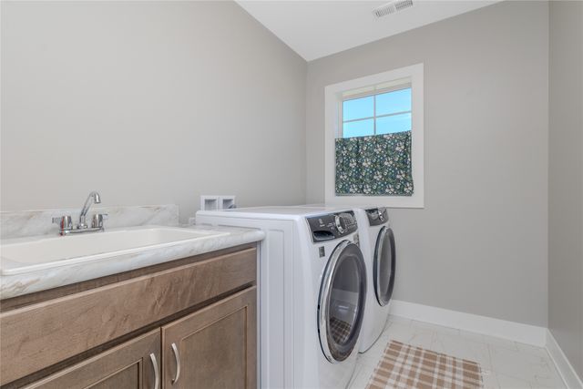 3144 Lakeview Drive SE, Altoona, IA 50009