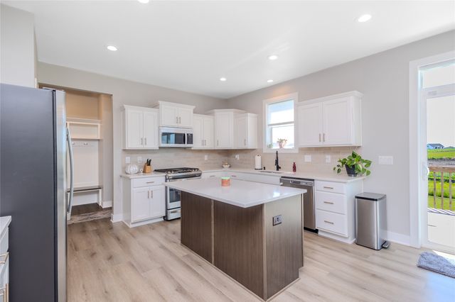 3144 Lakeview Drive SE, Altoona, IA 50009