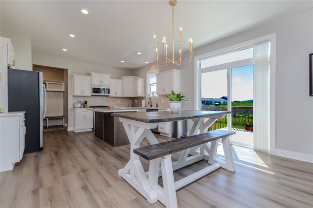 3144 Lakeview Drive SE, Altoona, IA 50009