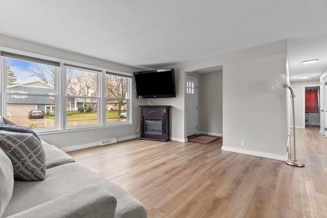 2007 S GLADYS AVENUE, Appleton, WI 54915