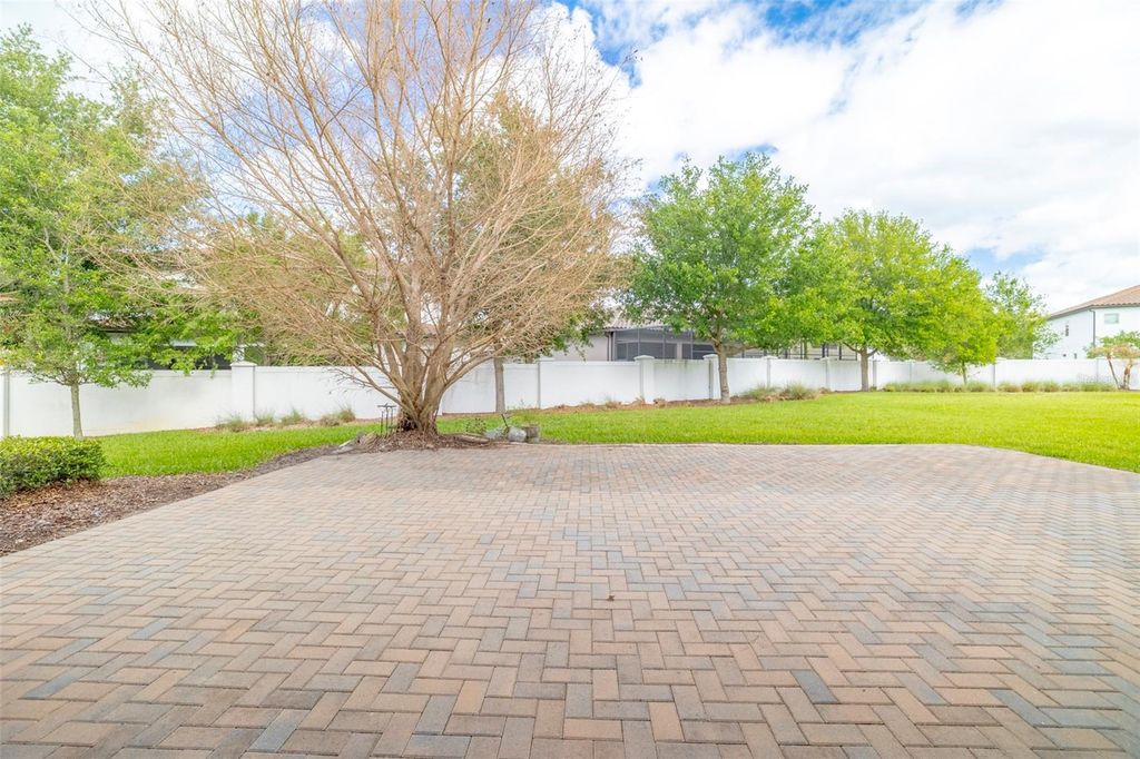 Image 11 of property listing at 10950 CITRON OAKS DRIVE, Orlando, FL 32836