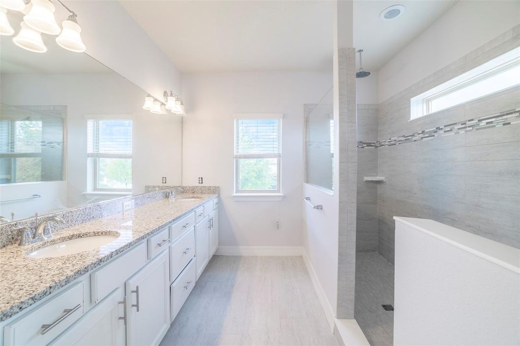 Image 29 of property listing at 10950 CITRON OAKS DRIVE, Orlando, FL 32836