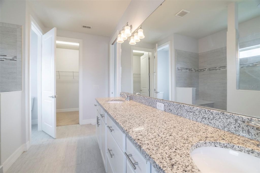 Image 30 of property listing at 10950 CITRON OAKS DRIVE, Orlando, FL 32836