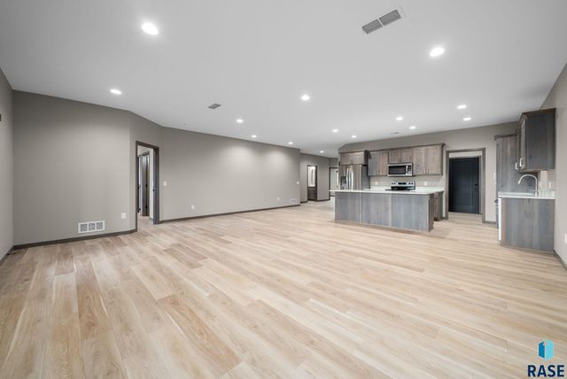 638 Harter Dr Drive, Madison, SD 57042