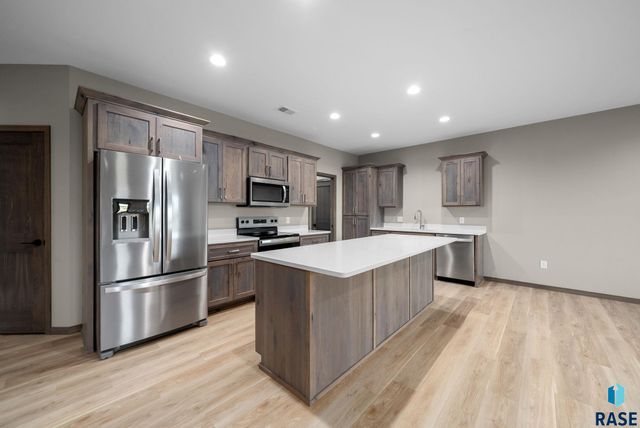 638 Harter Dr Drive, Madison, SD 57042