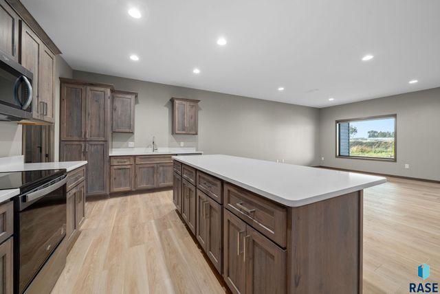 638 Harter Dr Drive, Madison, SD 57042