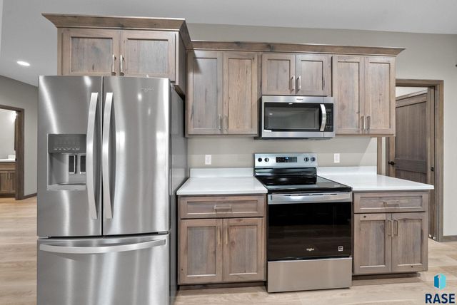 638 Harter Dr Drive, Madison, SD 57042