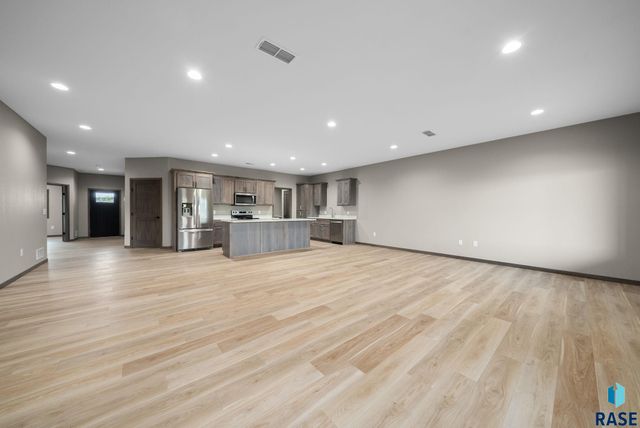 638 Harter Dr Drive, Madison, SD 57042