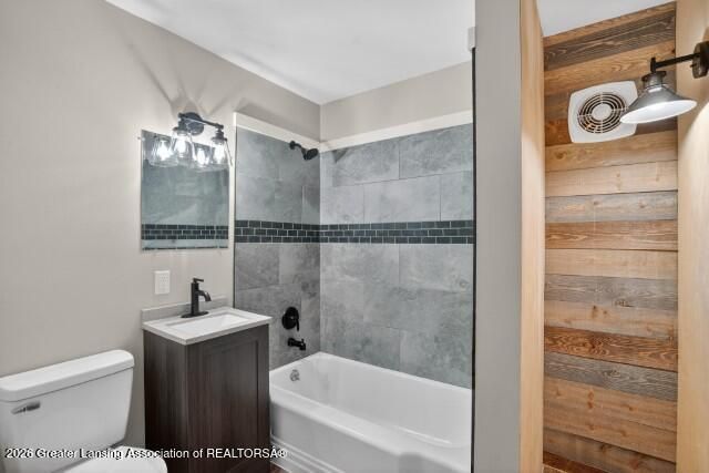 735 N Cochran Avenue, Charlotte, MI 48813