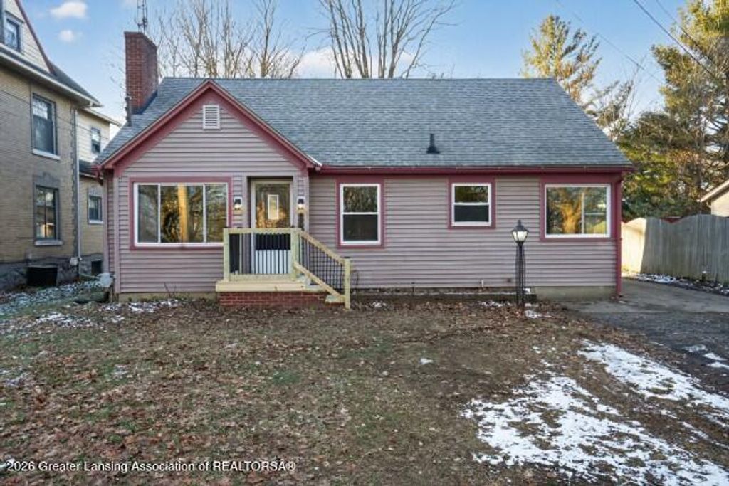 735 N Cochran Avenue, Charlotte, MI 48813