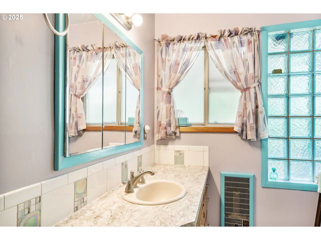 51557 Sw EM WATTS Rd, Scappoose, OR 97056