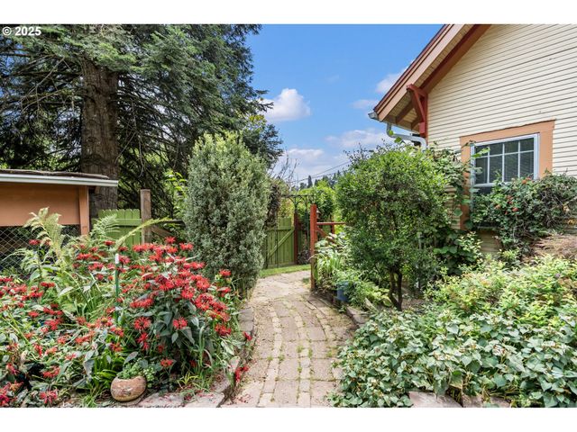 51557 Sw EM WATTS Rd, Scappoose, OR 97056