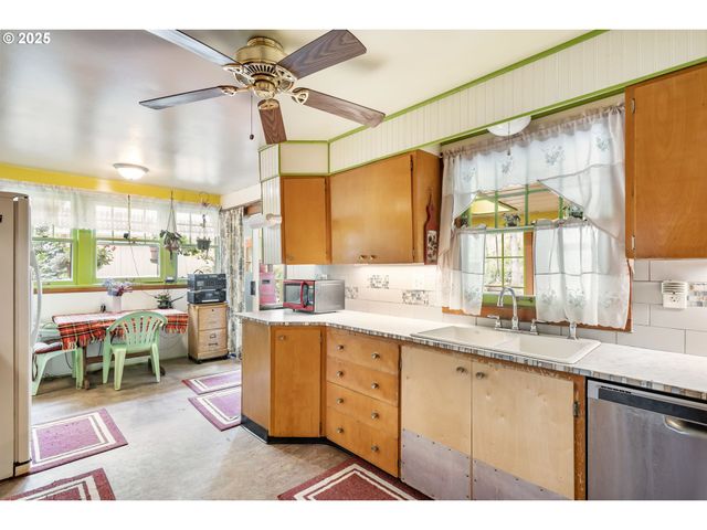 51557 Sw EM WATTS Rd, Scappoose, OR 97056