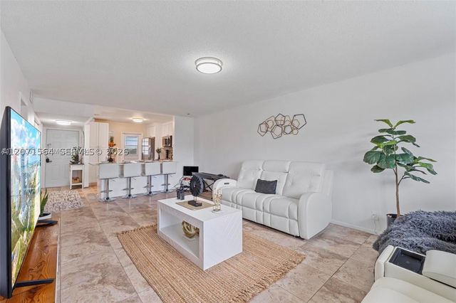 8161 SW 24Th Ct 404, Davie, FL 33324