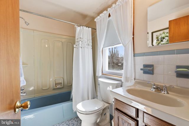 1460 CATHYS LN, North Wales, PA 19454