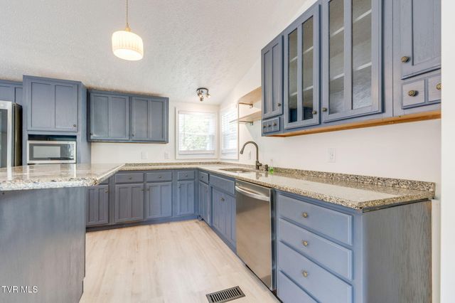 1609 Mccracken Lane, Mount Carmel, TN 37645
