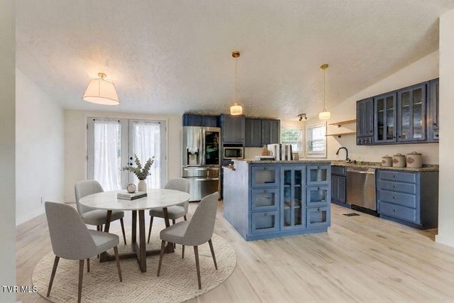 1609 Mccracken Lane, Mount Carmel, TN 37645
