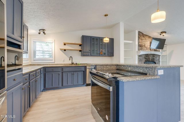 1609 Mccracken Lane, Mount Carmel, TN 37645