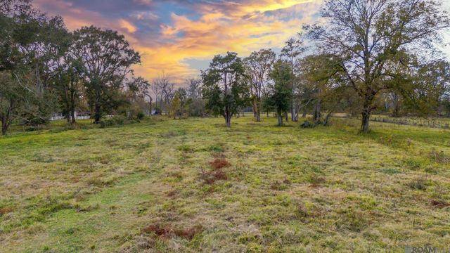 6255 Rougon Rd, Port Allen, LA 70767