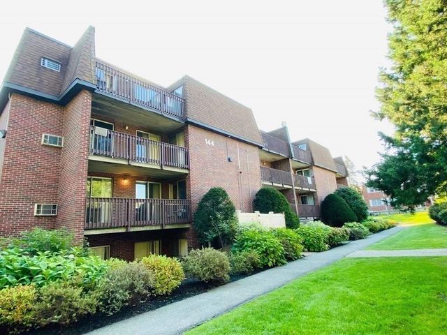 144 Kenrick St 34, Boston, MA 02135