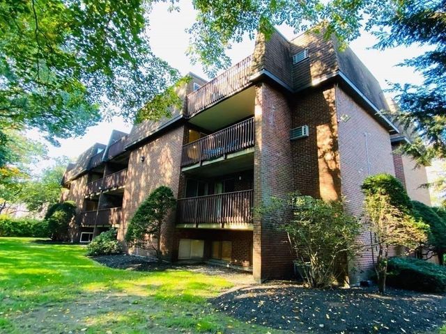 144 Kenrick St 34, Boston, MA 02135