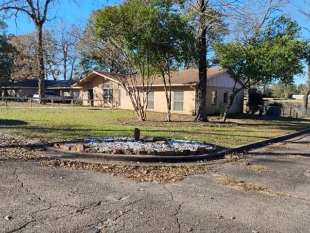 210 Red Oak Street, Livingston, TX 77351