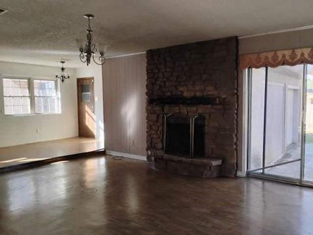 210 Red Oak Street, Livingston, TX 77351